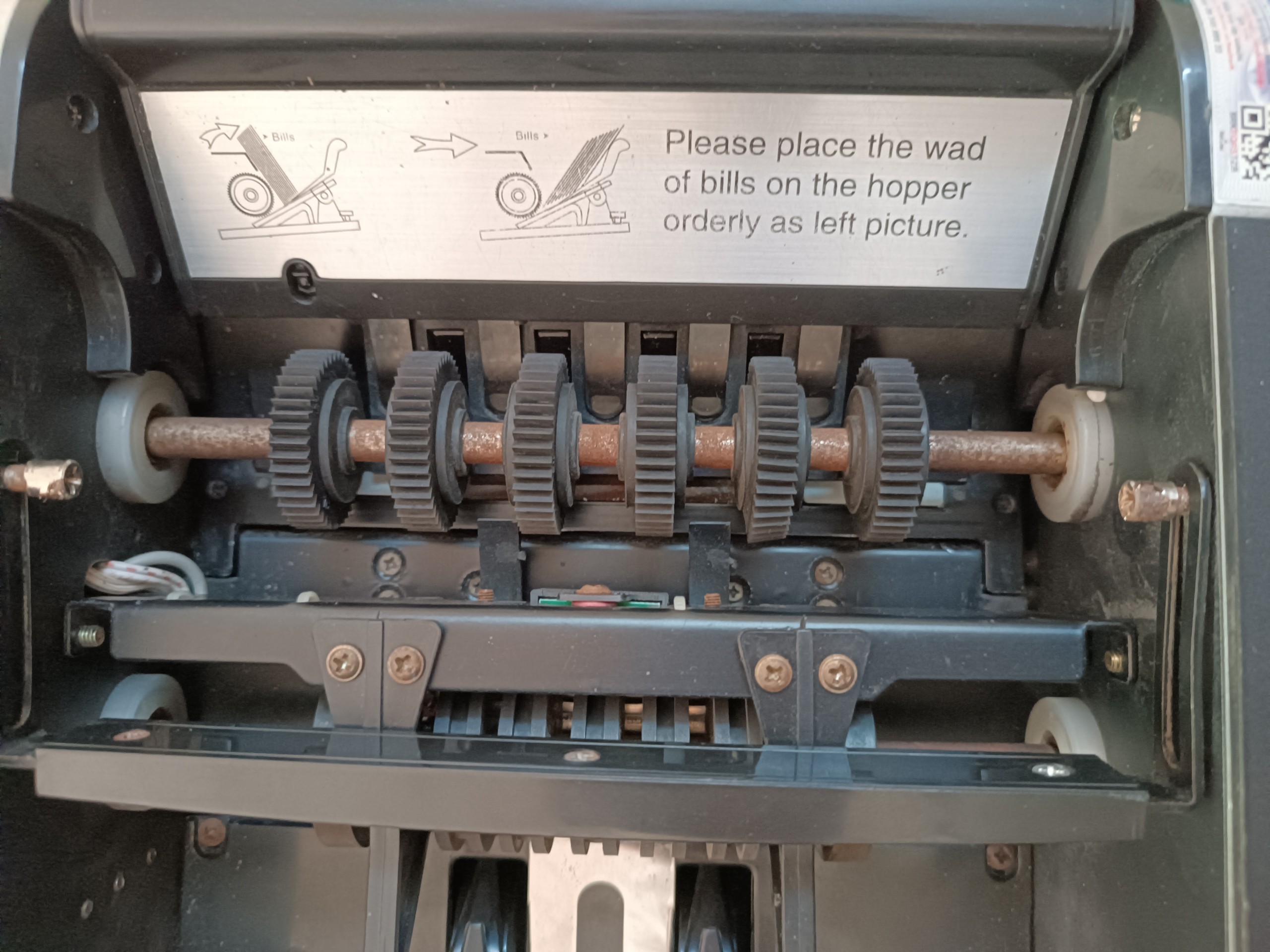 Máy đếm tiền chính hãng là gì? Nguồn gốc và vai trò của máy đếm tiền Bánh xe cao su