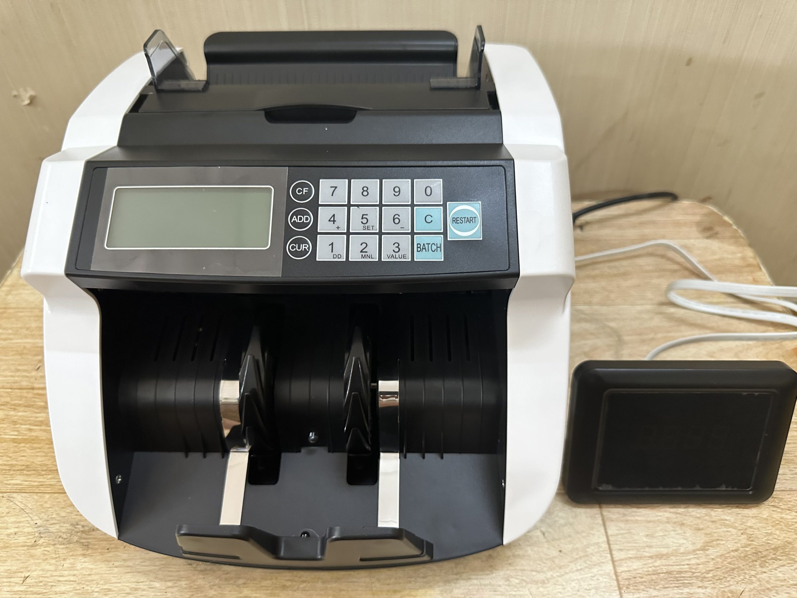 Những mẫu máy đếm tiền nổi bật trên thị trường - 2025 máy đếm tiền Hoshico 800 đen trắng