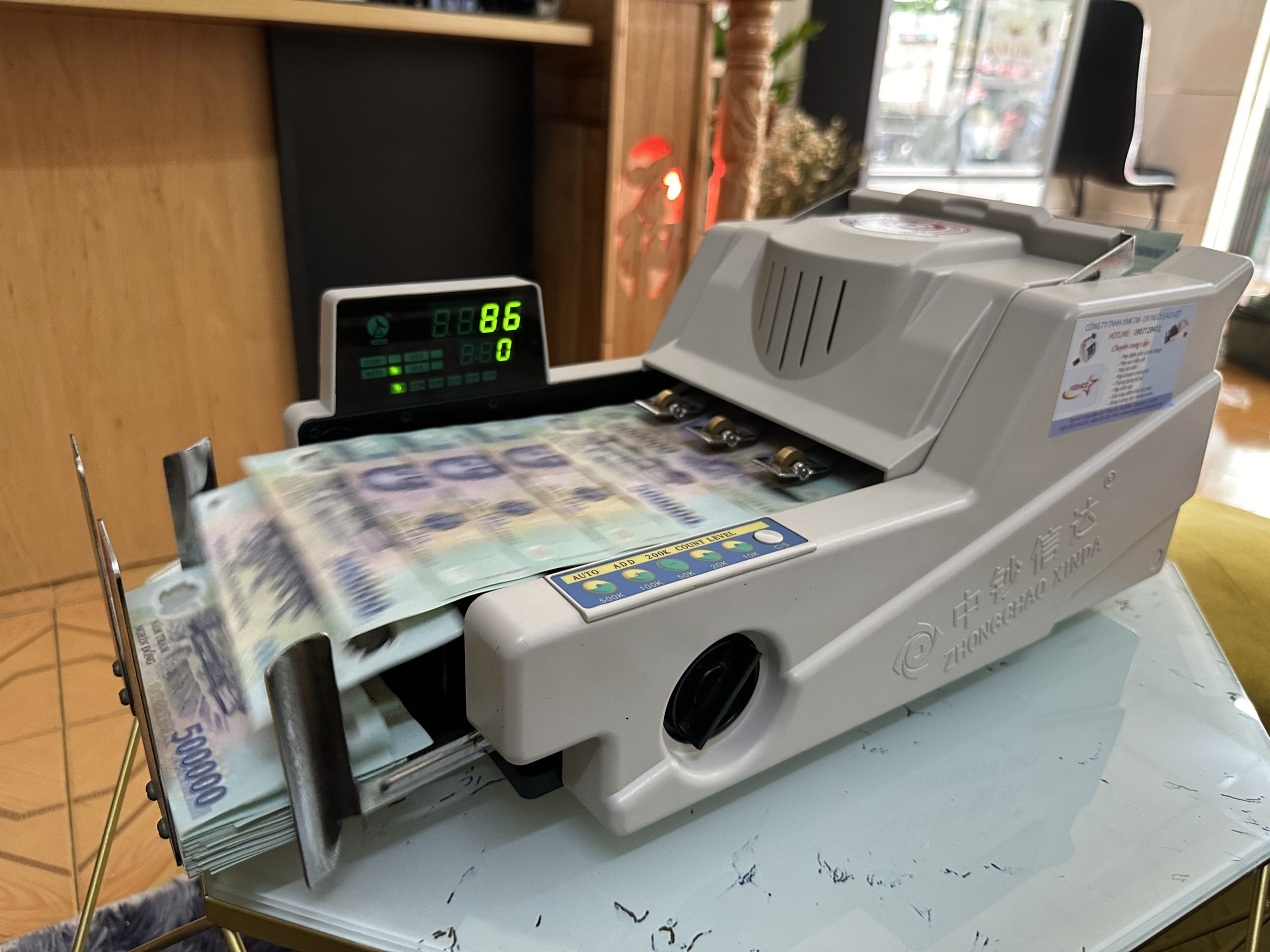 Máy Đếm Tiền Phát Hiện Tiền Giả: Lựa Chọn Hiệu Quả Cho Doanh Nghiệp máy đếm tiền băng dài